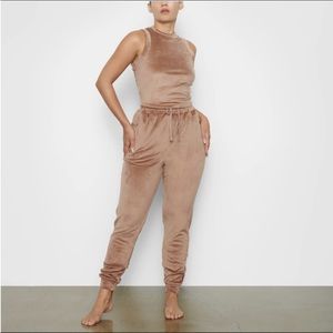 NWT SKIMS Velour Tank Jogger Set Sienna